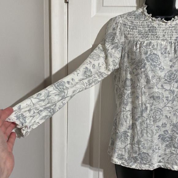 Lucky Brand Floral Smocked Long Sleeve Top With Back Button Sz S/P - Picture 4 of 11